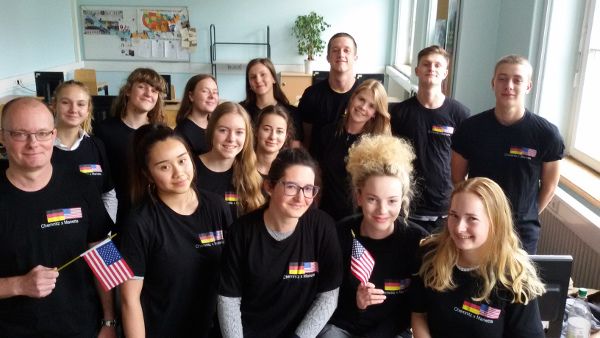 eine Schülergruppe in schwarzen Shirts zum deutsch-amerikanischen Schüleraustausch