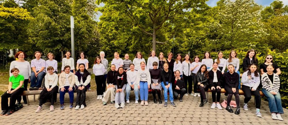 Mädchen und Jungen verschiedener Kinderchöre haben sich zum Fototermin versammelt